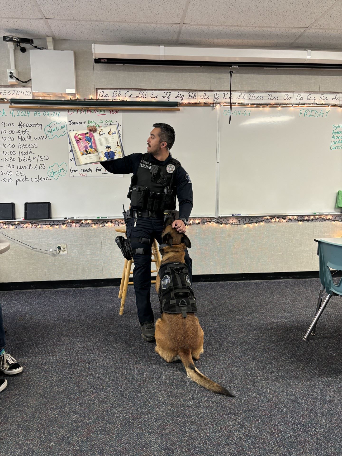 An officer and his K9 reading to a class.