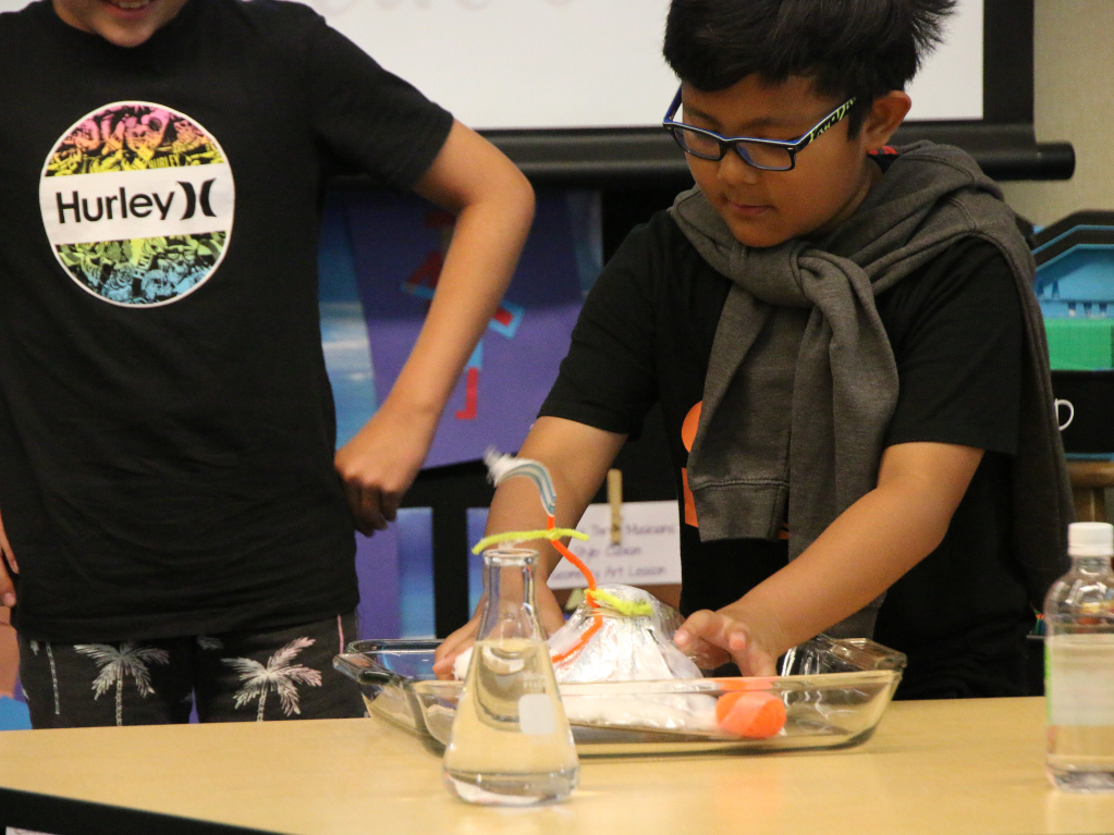 5th grade students presenting a volcano project
